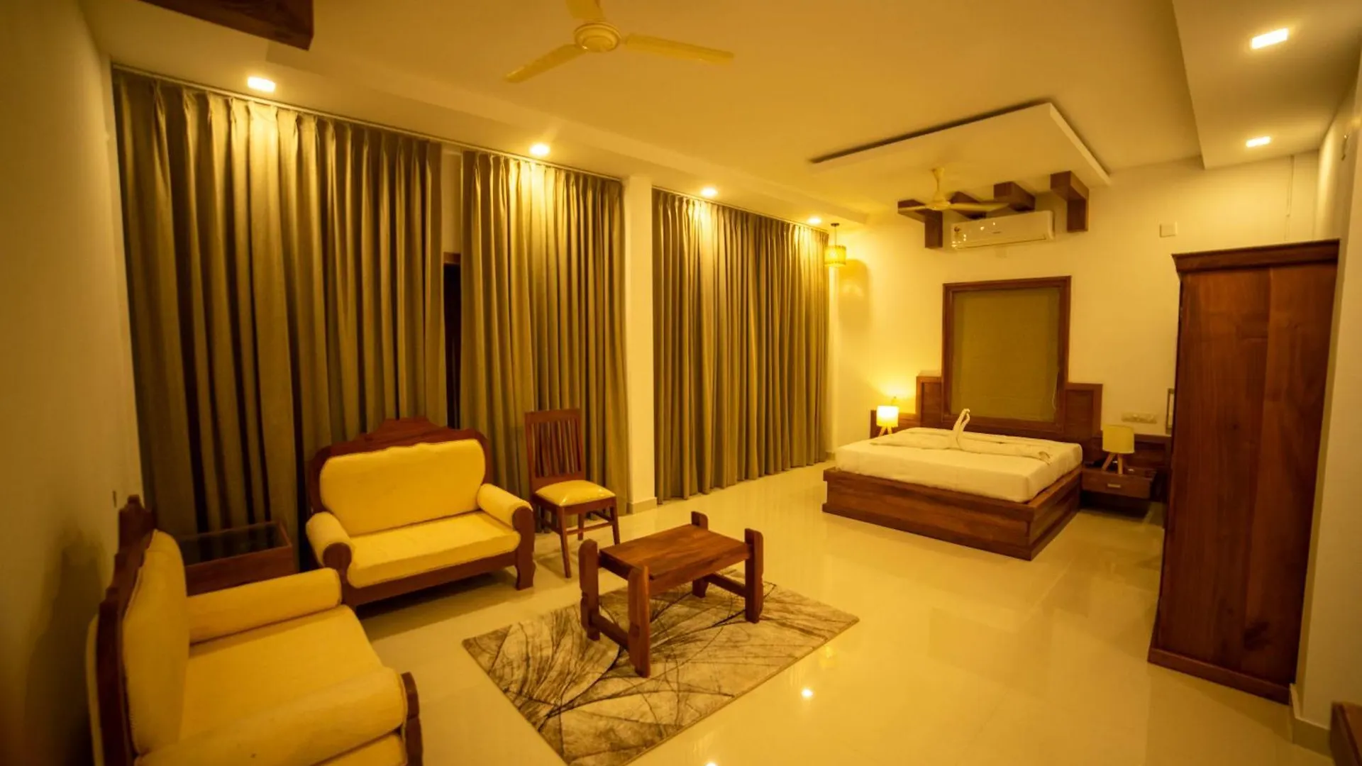 Opm Inn Payyannur